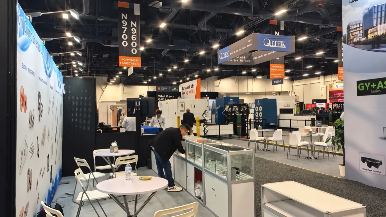 Vue d&rsquo;ensemble de l&rsquo;allée d&rsquo;exposition de FABTECH 2026 à Las Vegas, avec les panneaux N9600 et N9700