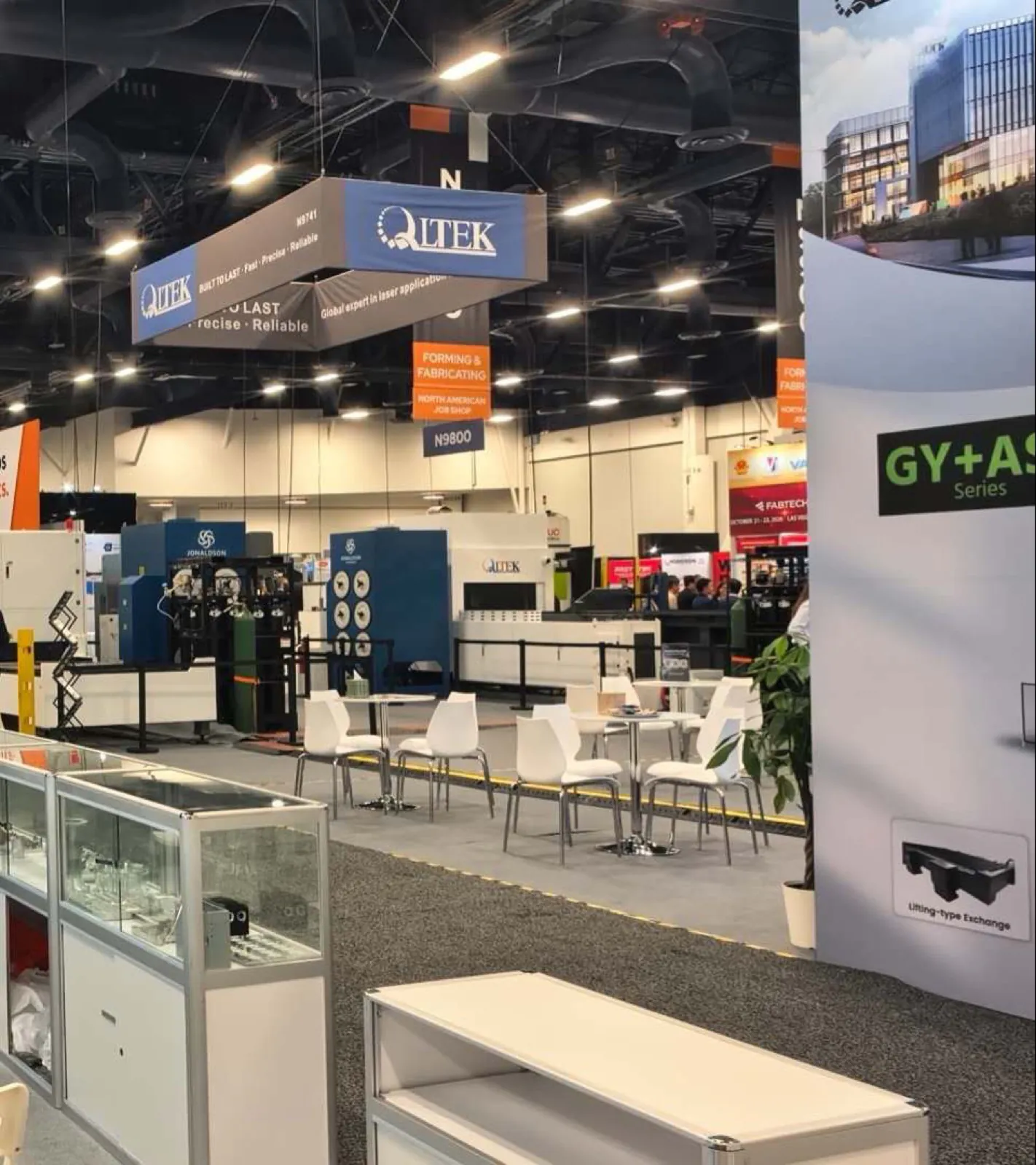 Panneaux des zones North American Job Shop et Forming & Fabricating au-dessus de l&rsquo;espace d&rsquo;exposition de FABTECH 2026