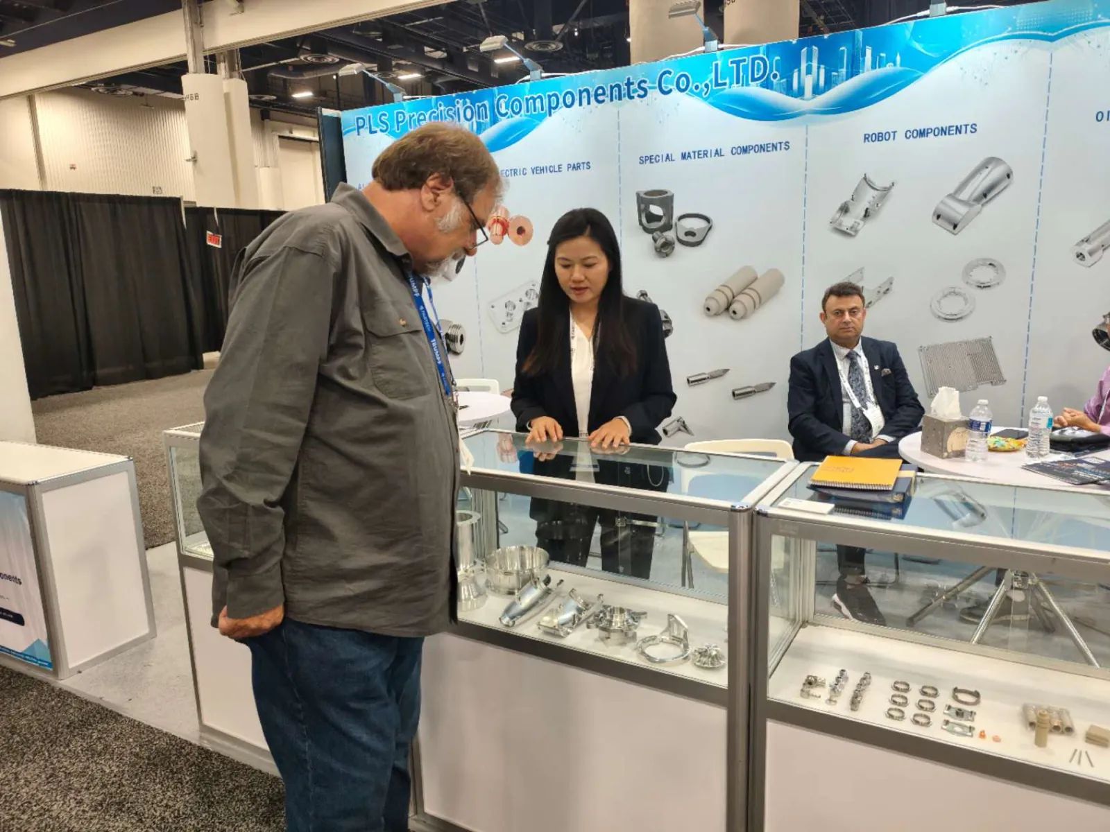 Vitrines remplies de pièces usinées CNC au stand PLS Precision