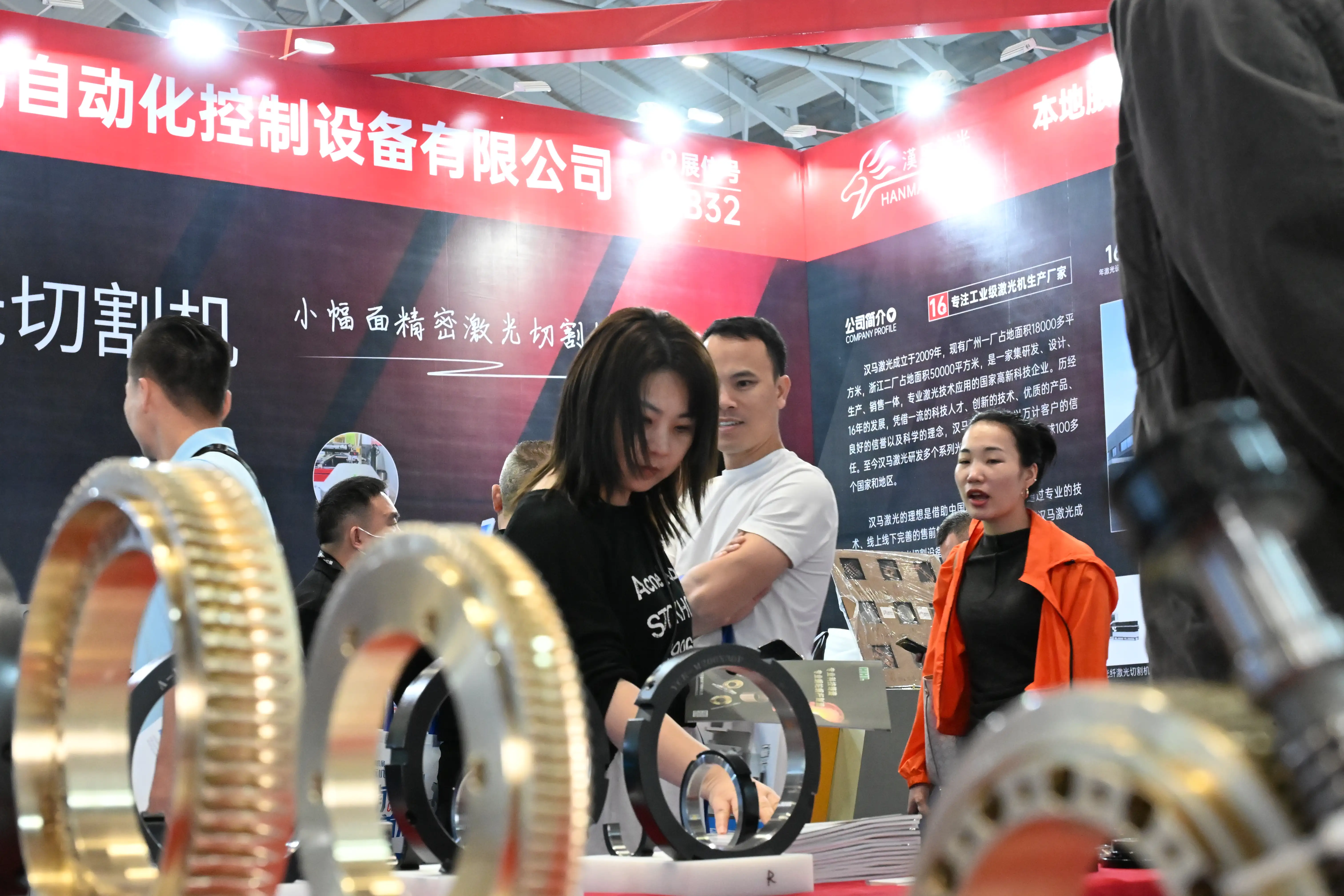 鑫博精密团队与展会商进行技术交流