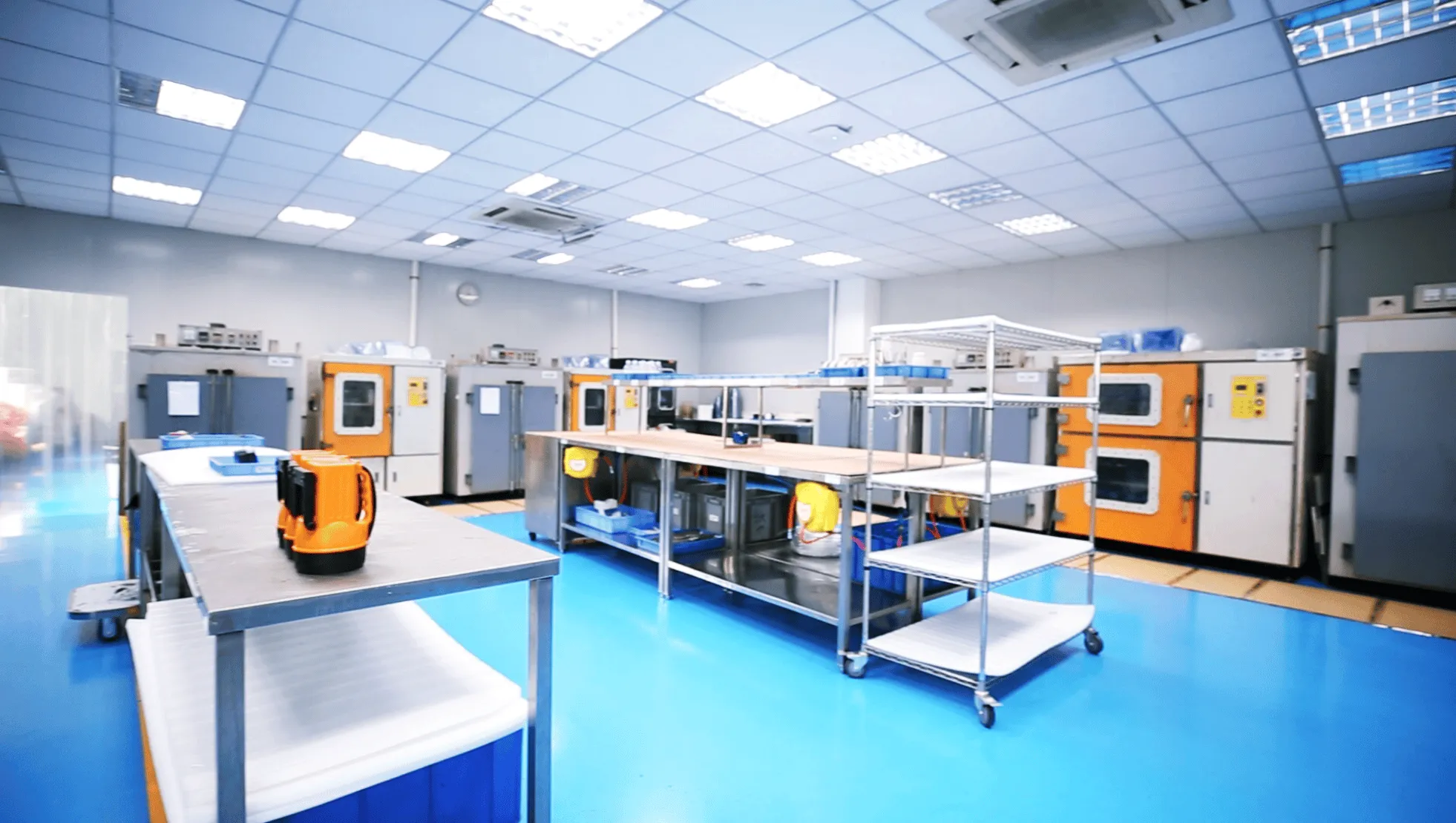 Vacuum casting equipment producing polyurethane parts from silicone molds with vacuum chamber