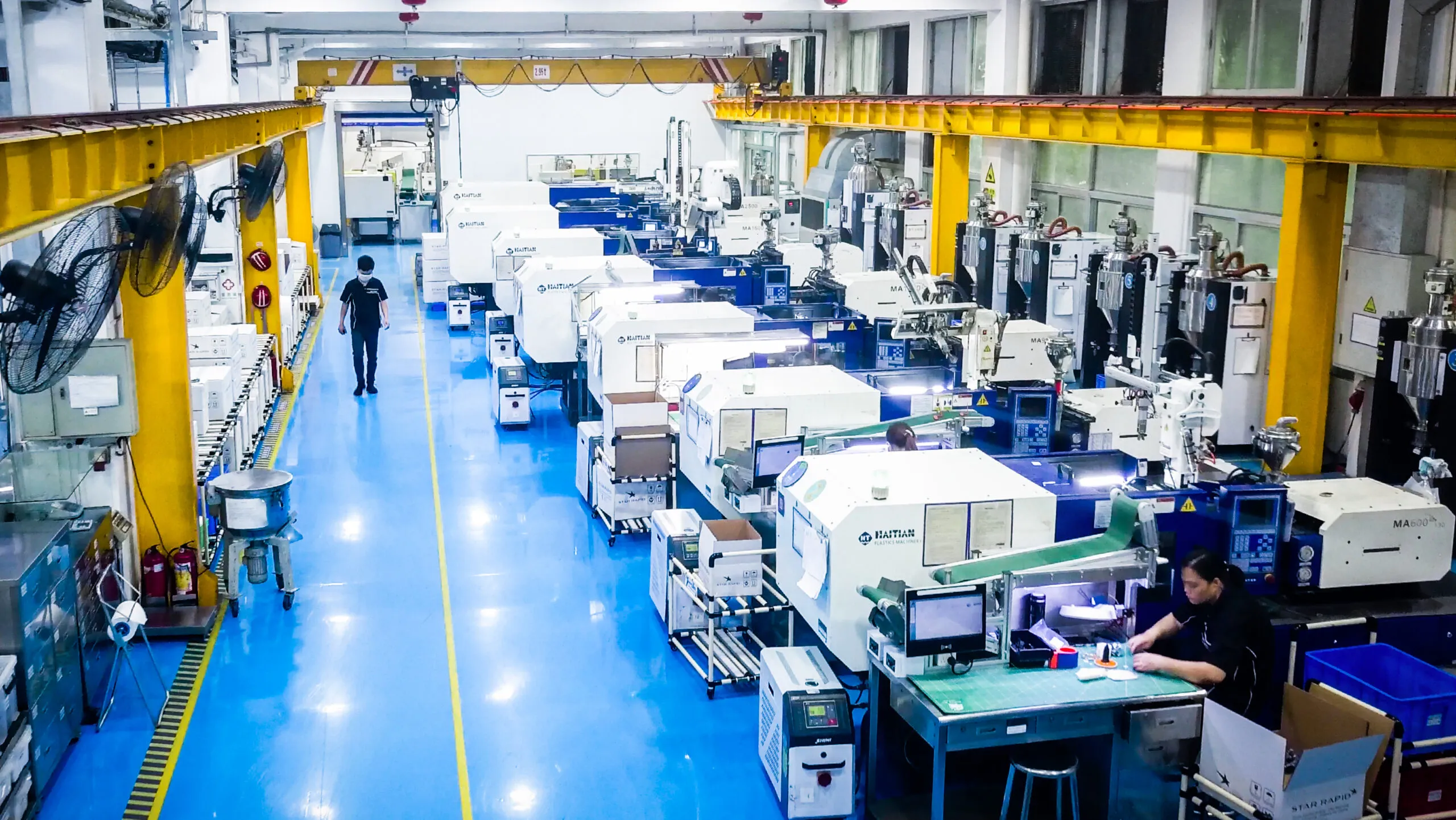 塑料注塑机生产零件，具有自动化质量控制和机械臂